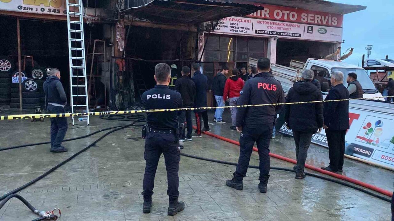 Rize’de oto döşeme atölyesinde çıkan yangın itfaiye ekipleri tarafından söndürülürken,