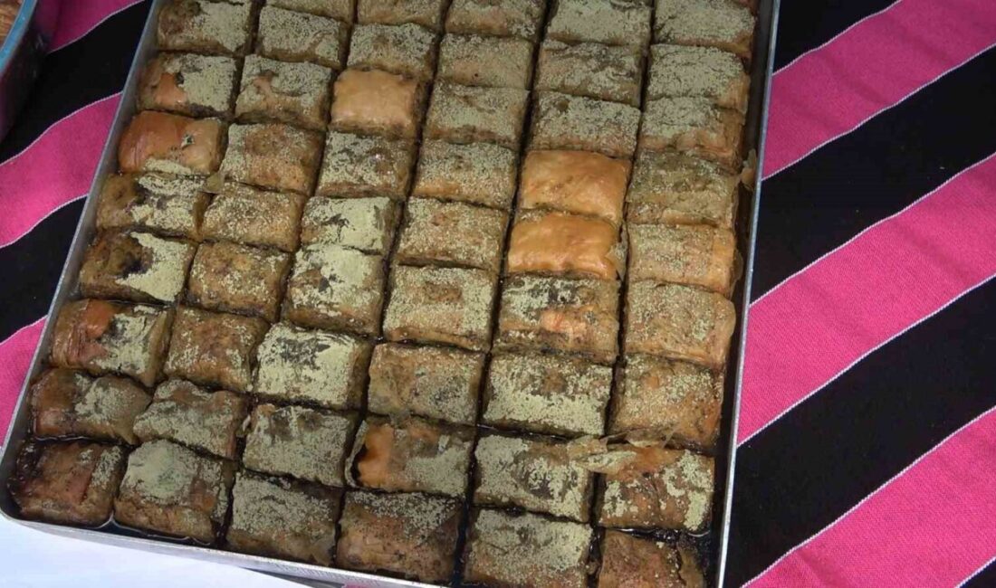 Türk Mutfağı lezzetlerinin sergilendiği Rize’de çaylı baklava ilgi odağı oldu.