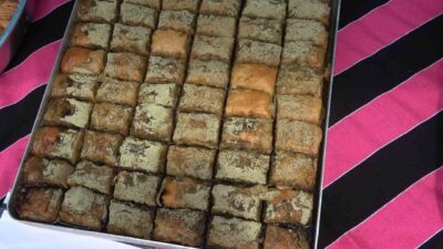 Türk Mutfağı lezzetlerinin sergilendiği Rize’de çaylı baklava ilgi odağı oldu.