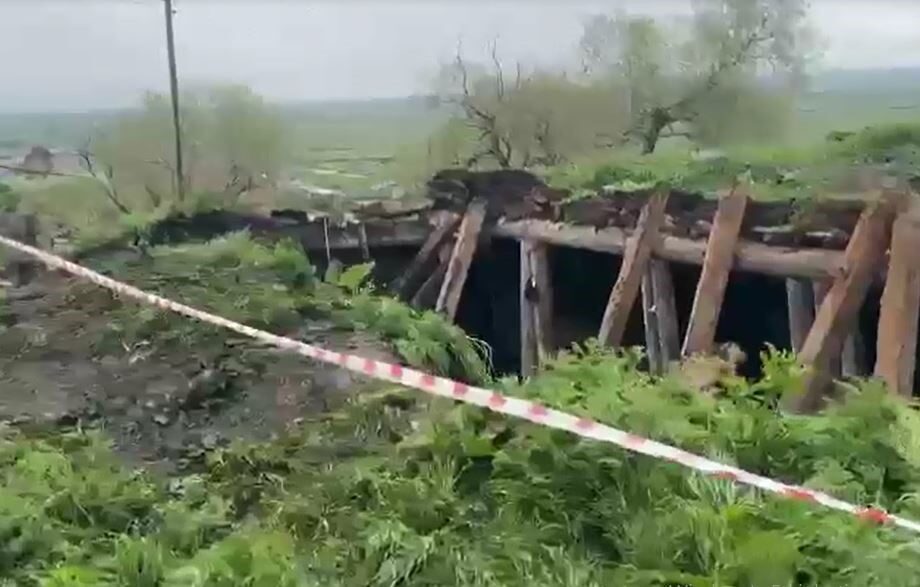Ardahan’ın Göle ilçesinde sağanak nedeniyle çöken ahır çatısının altında kalan