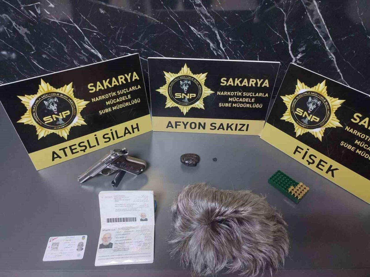 İstanbul’dan Sakarya’ya sahte kimlik, pasaport ve perukla gelen, yanındaki iki