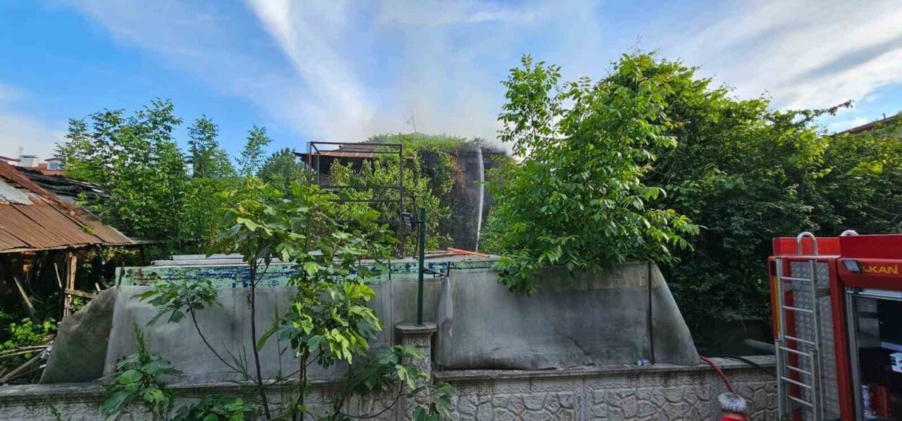 Sakarya’nın Sapanca ilçesinde 2 katlı ahşap evde çıkan yangın itfaiye