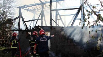 Sakarya’nın Akyazı ilçesinde alevlere teslim olan samanlık küle döndü. Yangın,
