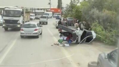 Sakarya’nın Arifiye ilçesinde sürücüsünün direksiyon hakimiyetini kaybetmesi neticesinde kontrolden çıkarak