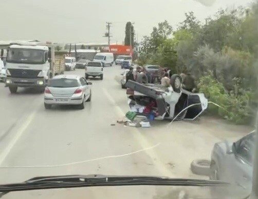 Sakarya’nın Arifiye ilçesinde sürücüsünün direksiyon hakimiyetini kaybetmesi neticesinde kontrolden çıkarak