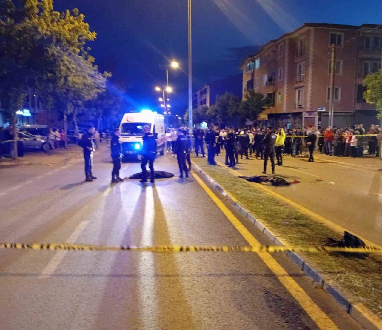 Sakarya’nın Hendek ilçesinde dün akşam saatlerinde cadde üzerinden yolun karşısına