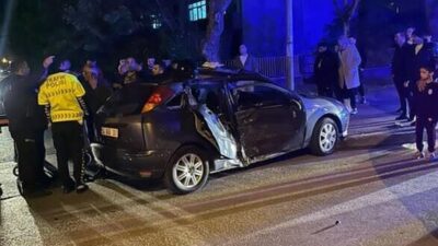 Sakarya’nın Adapazarı ilçesinde gece saatlerinde otomobil ile motosikletin çarpışması neticesinde
