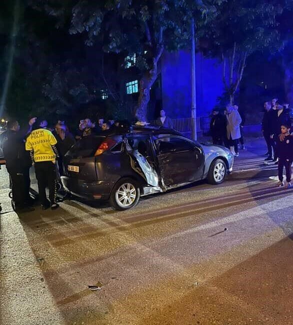 Sakarya’nın Adapazarı ilçesinde gece saatlerinde otomobil ile motosikletin çarpışması neticesinde