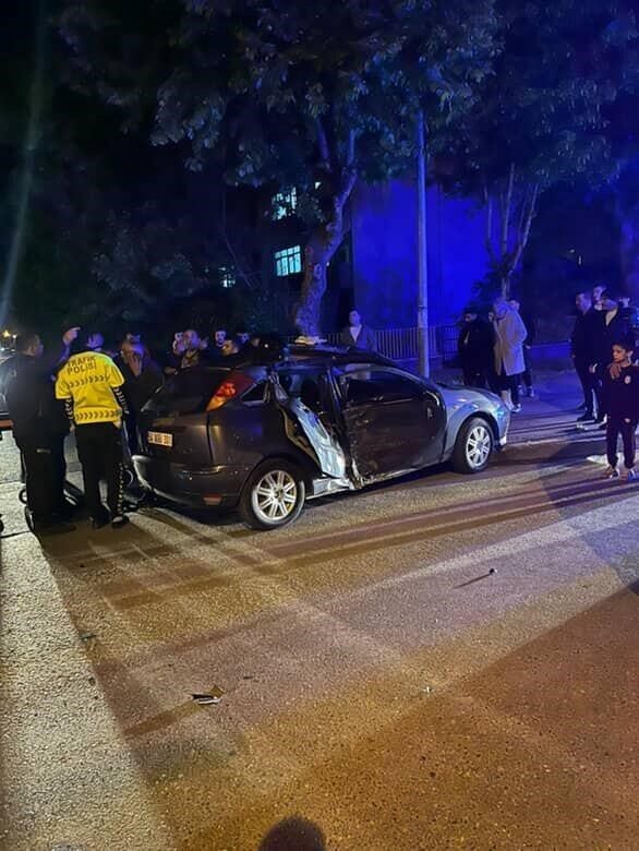 Sakarya’nın Adapazarı ilçesinde gece saatlerinde otomobil ile motosikletin çarpışması neticesinde