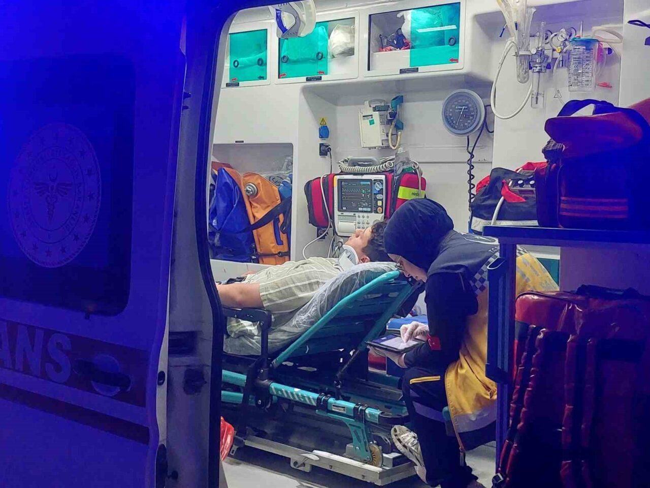 Sakarya’nın Akyazı ilçesinde gece saatlerinde otomobil ile motosikletin çarpışması neticesinde