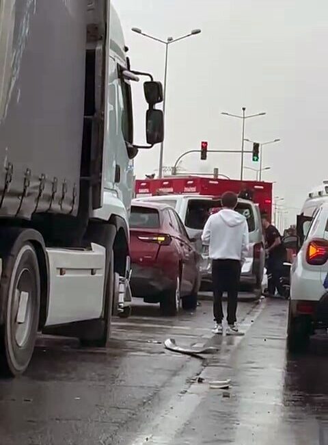 Sakarya’da SUV tarzı araç, önündeki minibüse çarptı. Kazada 1 kişi