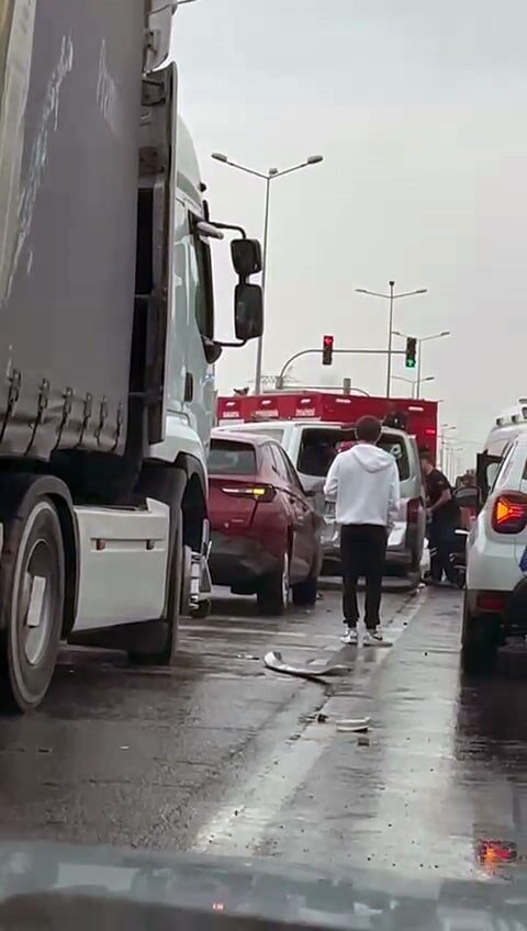 Sakarya’da SUV tarzı araç, önündeki minibüse çarptı. Kazada 1 kişi