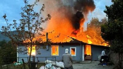 Sakarya’nın Karasu ilçesinde sabah saatlerinde alevlere teslim olan ev kullanılamaz
