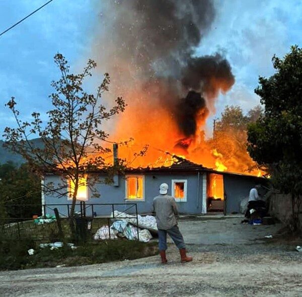 Sakarya’nın Karasu ilçesinde sabah saatlerinde alevlere teslim olan ev kullanılamaz