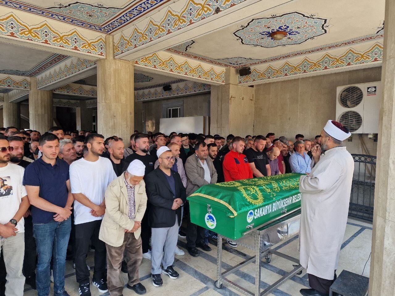 Sakarya’nın Pamukova ilçesi D-650 kara yolunda kamyonete adeta ok gibi