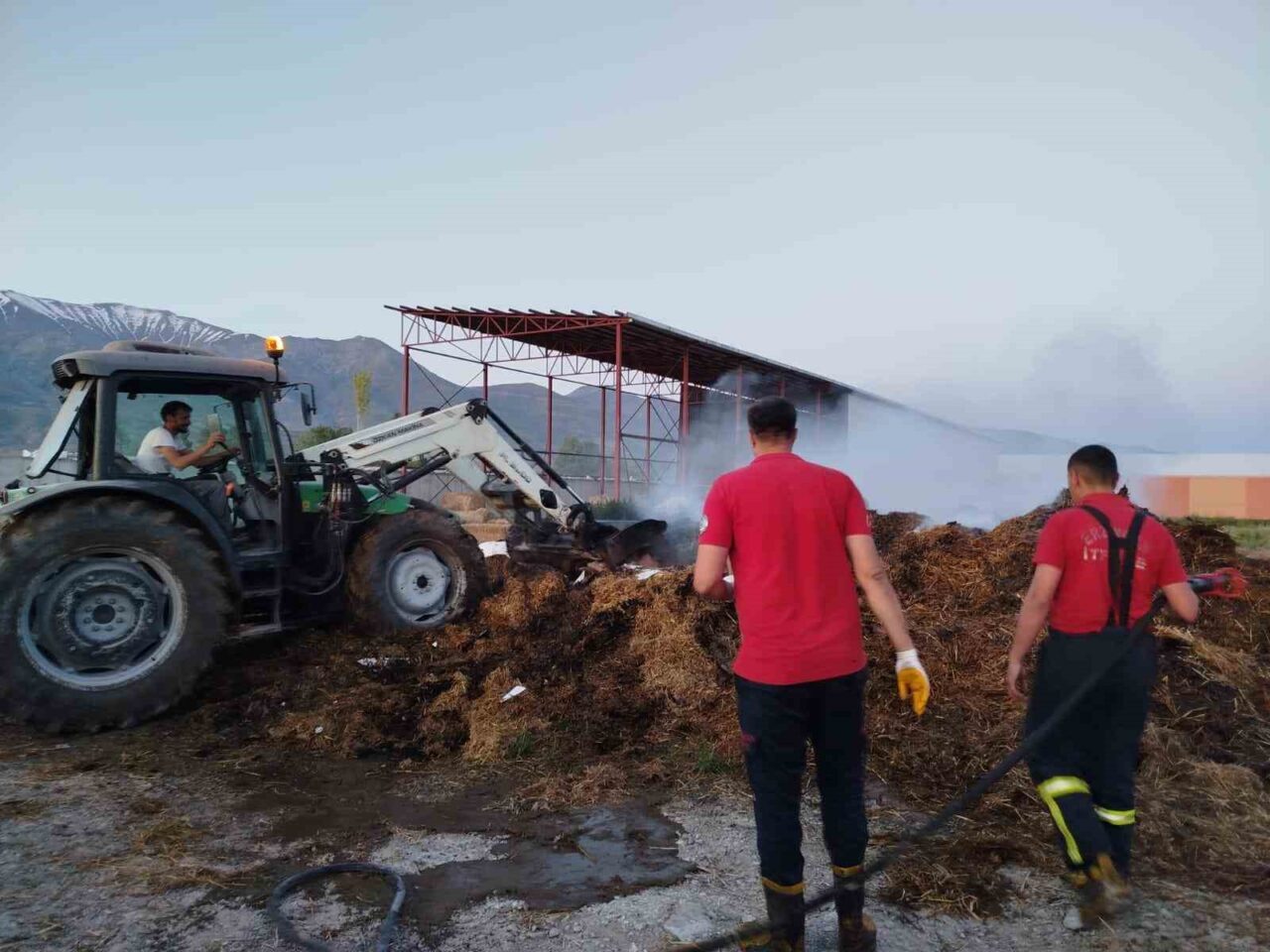 Erzincan’da samanlıkta çıkan yangın itfaiyenin müdahalesiyle büyümeden söndürüldü. Ganiefendi köyünde