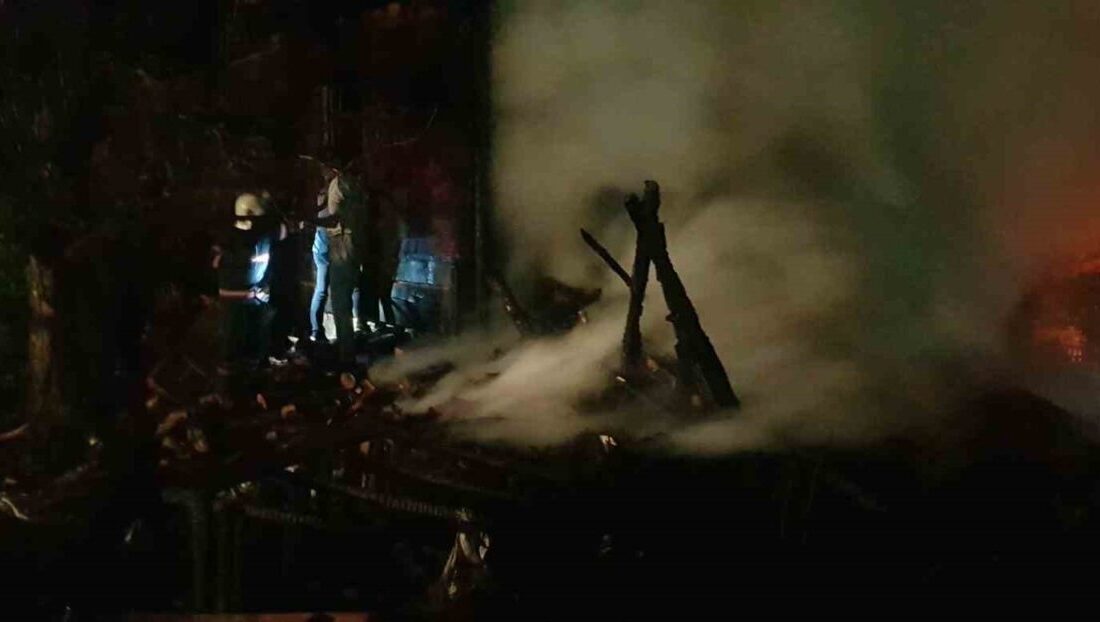 Sakarya’nın Taraklı ilçesinde samanlıkta başlayan yangın bitişiğindeki eve sıçradı. İtfaiye