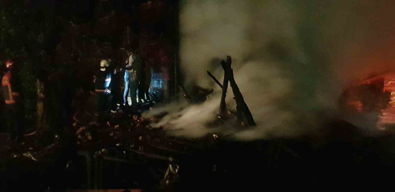 Sakarya’nın Taraklı ilçesinde samanlıkta başlayan yangın bitişiğindeki eve sıçradı. İtfaiye