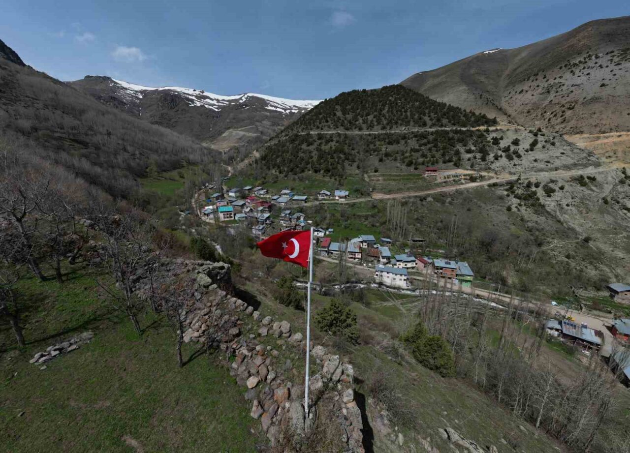 Erzurum’un Tortum ilçesine bağlı Uzunkavak Mahallesi’nde bulunan Sarı Gelin Şelalesi,
