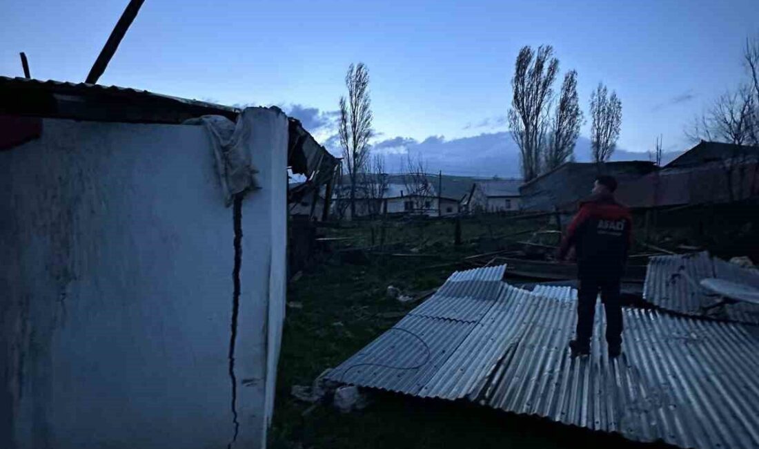 Kars’ın Sarıkamış ilçesinde fırtına nedeniyle bir okulun ve 7 evin