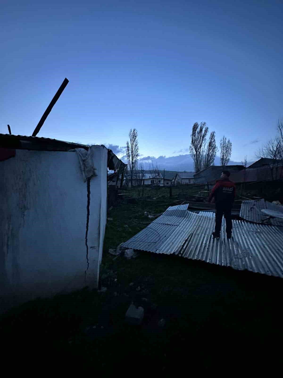 Kars’ın Sarıkamış ilçesinde fırtına nedeniyle bir okulun ve 7 evin