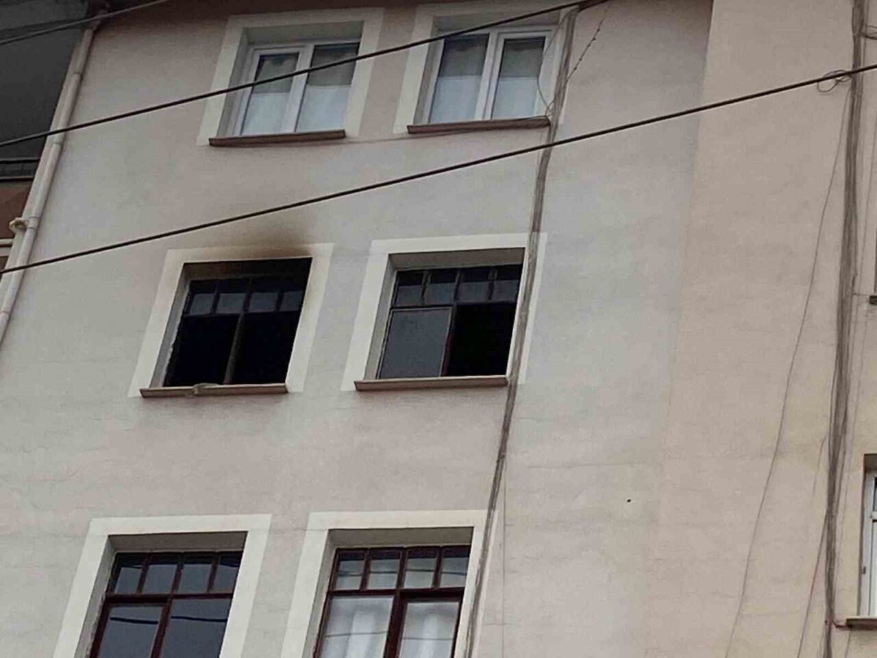 Kocaeli’nin Derince ilçesinde evde şarj edilen bisiklet aküsü patlayarak yangına