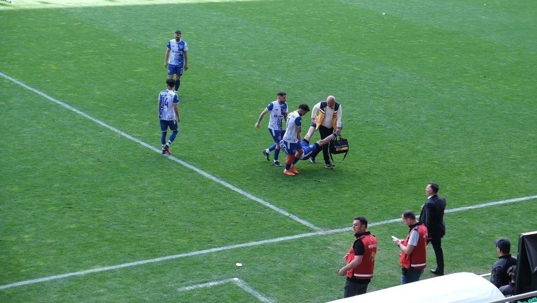 Erzincan 1. Amatör Küme play-off final maçında sedye olmayınca sakatlanan