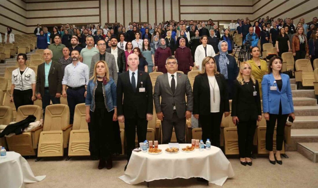 Hastanenin konferans salonunda düzenlenen etkinlik, saygı duruşu ve İstiklal Marşı’nın