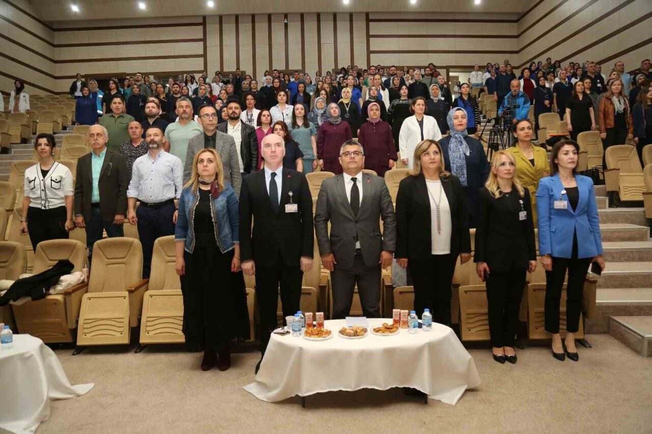 Hastanenin konferans salonunda düzenlenen etkinlik, saygı duruşu ve İstiklal Marşı’nın
