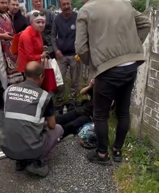 Sakarya’nın Serdivan ilçesinde Serdivan Belediyesi’ne ait çöp kamyonu ile çarpışan