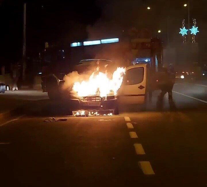 Erzurum’da seyir halindeki otomobil aniden alev aldı. İtfaiye ekiplerince müdahale