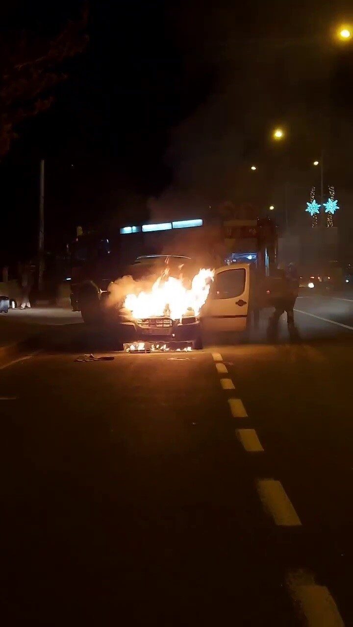 Erzurum’da seyir halindeki otomobil aniden alev aldı. İtfaiye ekiplerince müdahale