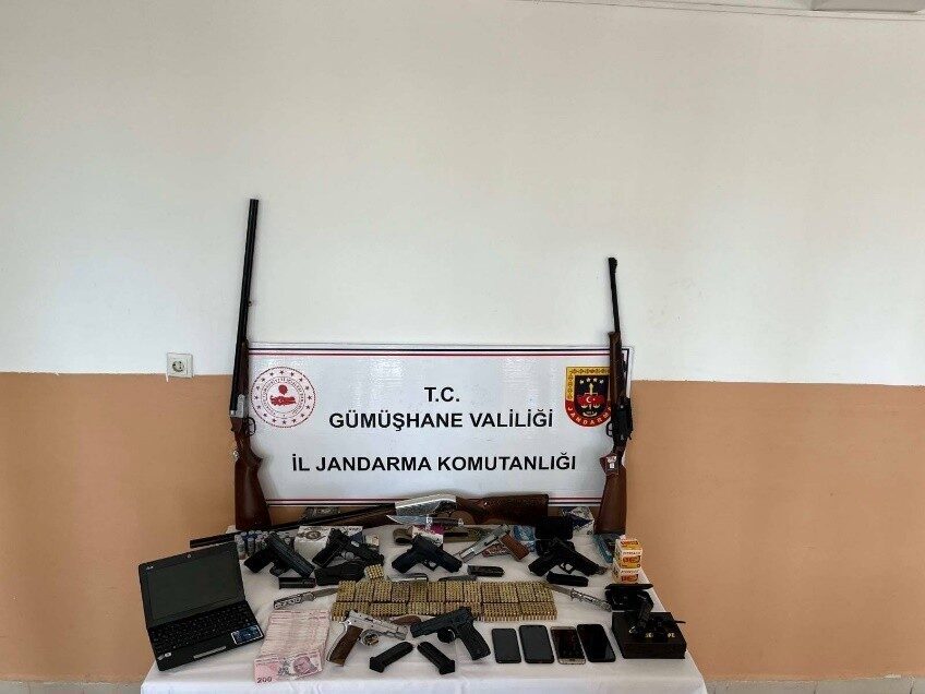 Silah ticareti yapan şahsın evinden cephanelik çıktı Gümüşhane’nin Şiran ilçesinde bir şahsın evine yapılan operasyonda çok sayıda