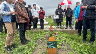 Küçük yaşlarda geçirdiği böbrek rahatsızlığının ilerlemesi sebebiyle yaklaşık 5 ay