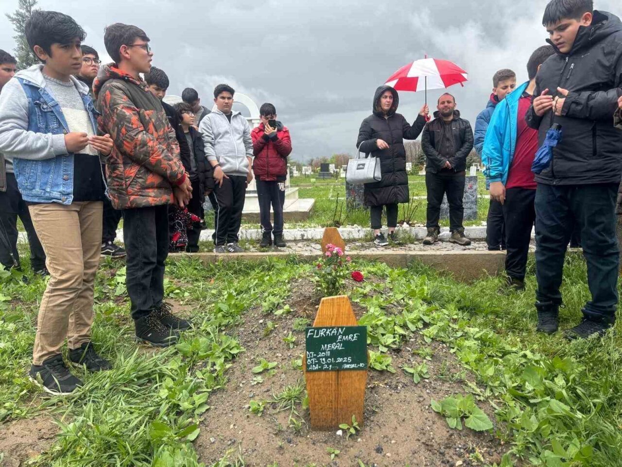 Küçük yaşlarda geçirdiği böbrek rahatsızlığının ilerlemesi sebebiyle yaklaşık 5 ay