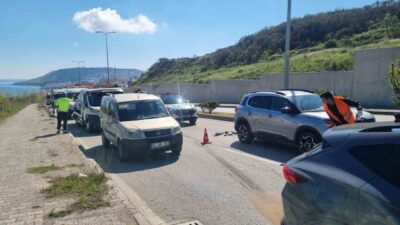 Sinop’ta 3 aracın karıştığı zincirleme trafik kazasında 2 kişi yaralandı.