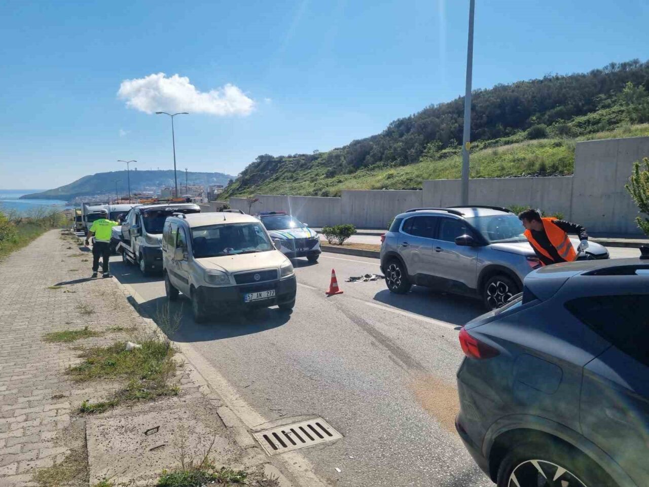Sinop’ta 3 aracın karıştığı zincirleme trafik kazasında 2 kişi yaralandı.