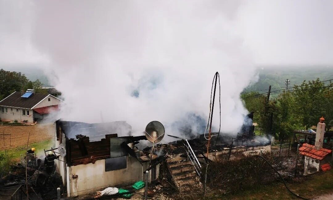 Sinop’un Ayancık ilçesinde meydana gelen yangında ahşap ev yanarak kullanılamaz