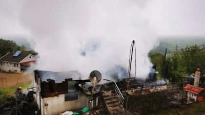 Sinop’un Ayancık ilçesinde meydana gelen yangında ahşap ev yanarak kullanılamaz