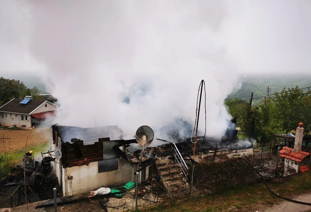 Sinop’un Ayancık ilçesinde meydana gelen yangında ahşap ev yanarak kullanılamaz