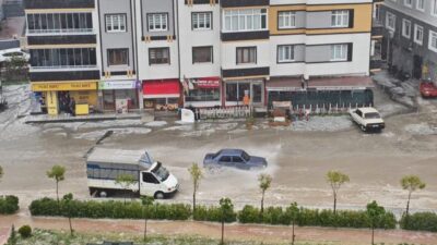 Sinop’un Boyabat ilçesinde şiddetli dolu ve sağanak hayatı olumsuz etkiledi.