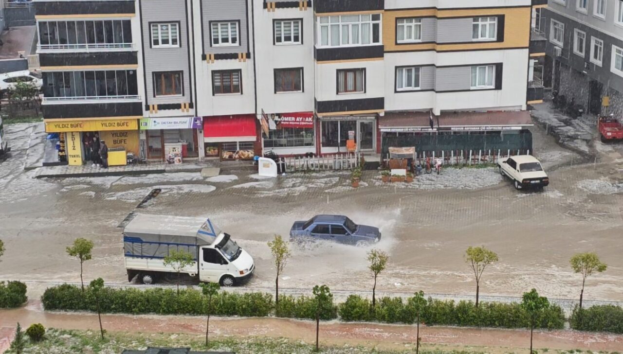 Sinop’un Boyabat ilçesinde şiddetli dolu ve sağanak hayatı olumsuz etkiledi.
