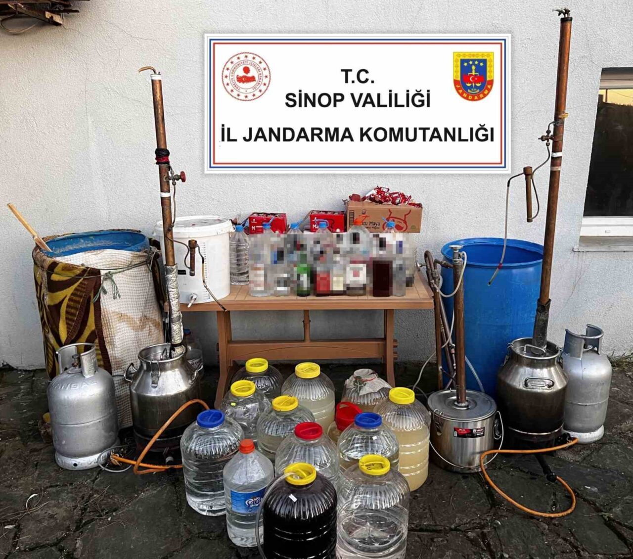 Sinop’ta jandarma ekiplerinin düzenlediği operasyonda kaçak alkol üretimi yapılan bir