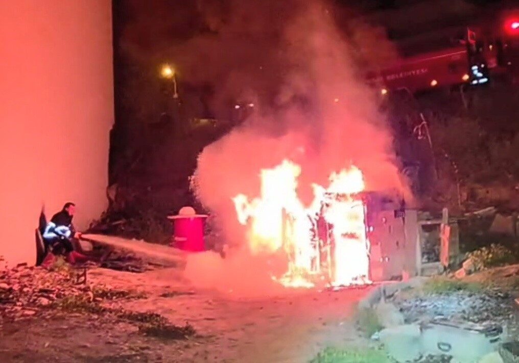 Sinop’ta çıkan yangında bir kümes alevlere teslim oldu. Olay, Boyabat