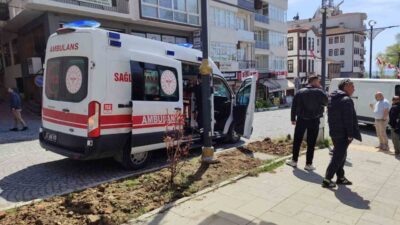 Sinop’ta meydana gelen trafik kazasında motosiklet ile hafif ticari araç