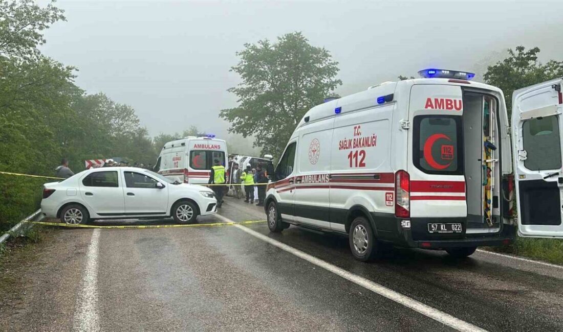 Sinop’ta öğrencileri taşıyan tur otobüsünün otomobille çarpışarak devrilmesi sonucu meydana