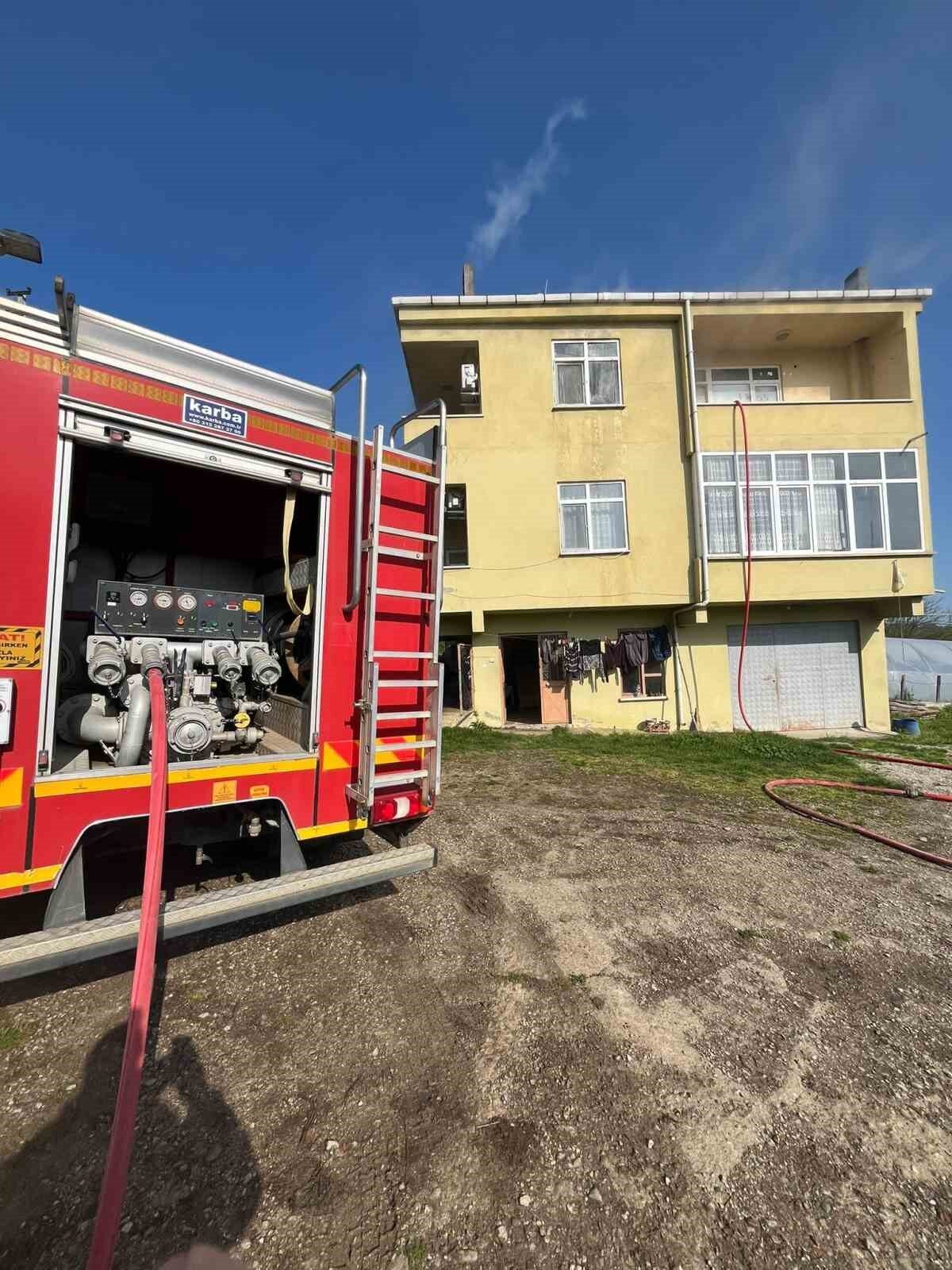 Sinop’ta iki katlı bir evde çıkan yangın, itfaiye ekiplerinin zamanında