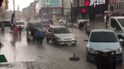 Sivas’ın Şarkışla ilçesinde etkili olan dolu hayatı olumsuz etkilerken, o
