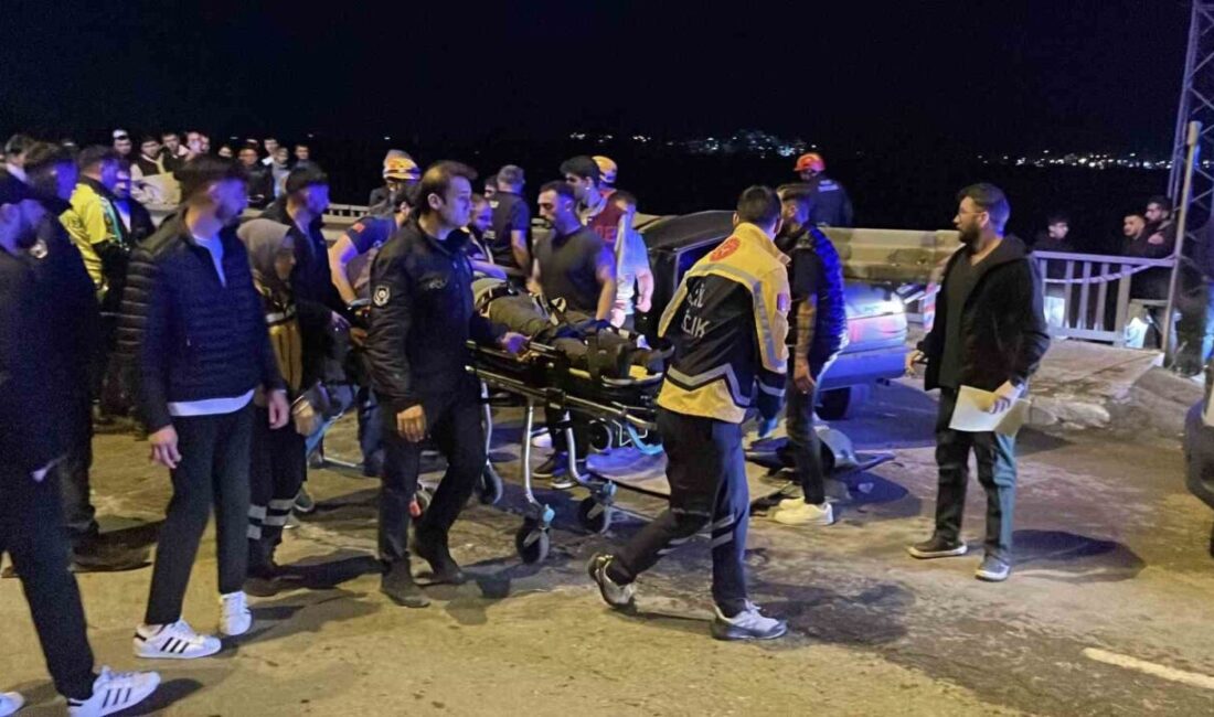 Sivas’ta sürücüsünün kontrolünden çıkan otomobil bariyere saplandı. Araç içerisinde sıkışan