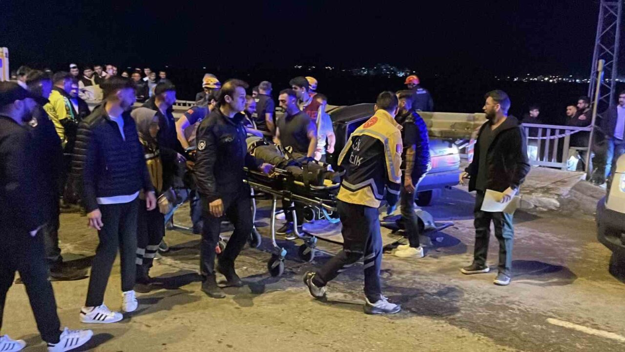 Sivas’ta sürücüsünün kontrolünden çıkan otomobil bariyere saplandı. Araç içerisinde sıkışan